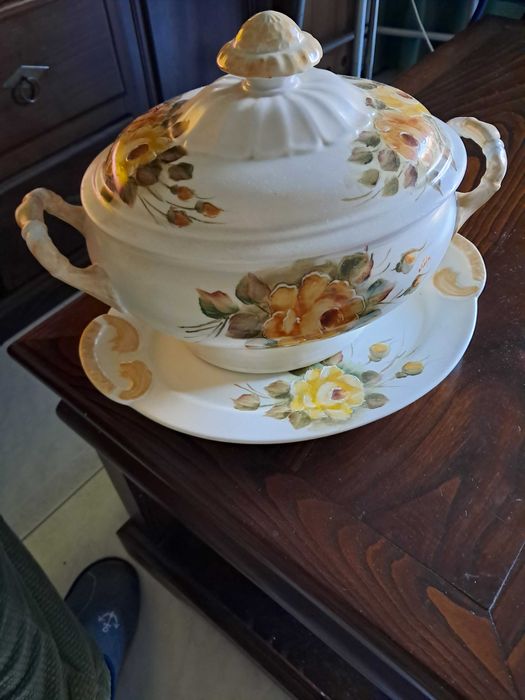 Terrina pintada à mão sobre porcelana