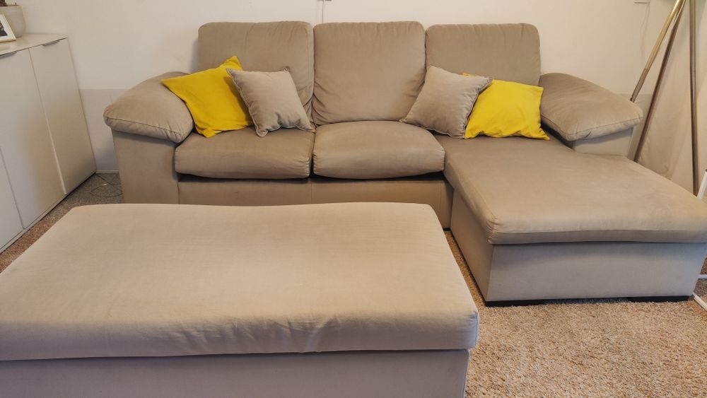 Sofá com chaise long e puff cama