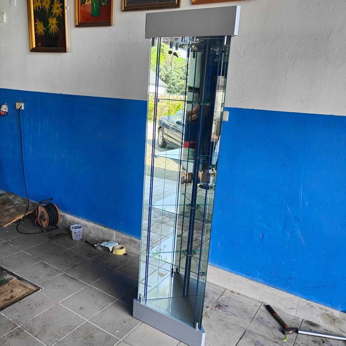 Witryna narożnikowa podświetlana