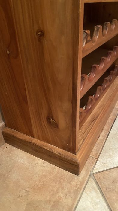 Drewniany stojak / regał na wino z szufladą – lite drewno