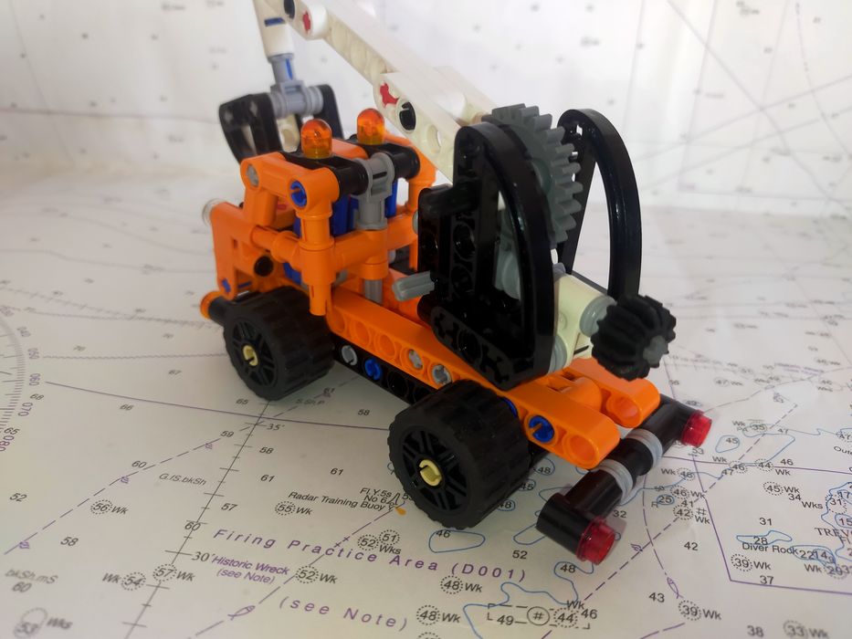 LEGO 42088 cherry picker