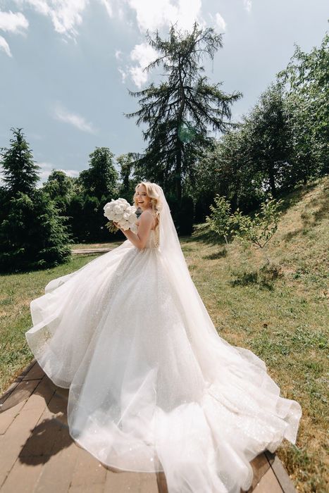 Весільна сукня з шлейфом