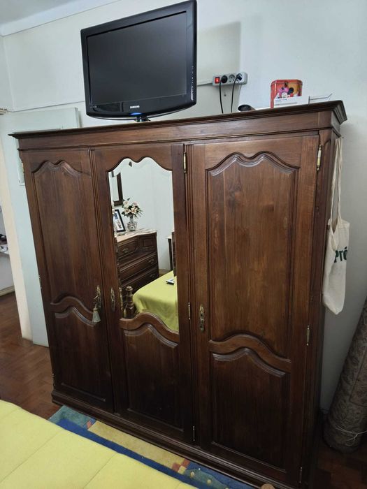 Vende-se Mobília de Quarto (cama + mesas de cabeceira + comuda + armário + espelho)