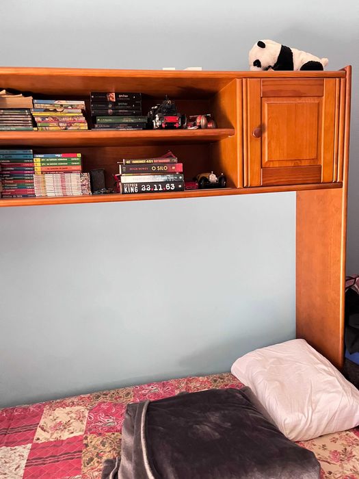 Cama de solteiro em madeira + estante + mesa de cabeceira