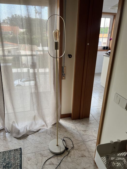 Candeeiro de pé homa dourado