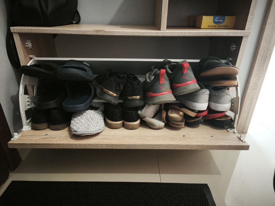 Szafka do korytarza na buty i wisząca na kurtki oraz szafki nocne polecam  :)