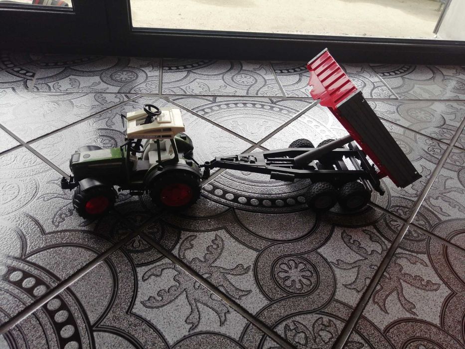 Traktor bruder 02104 fendt z przyczepą