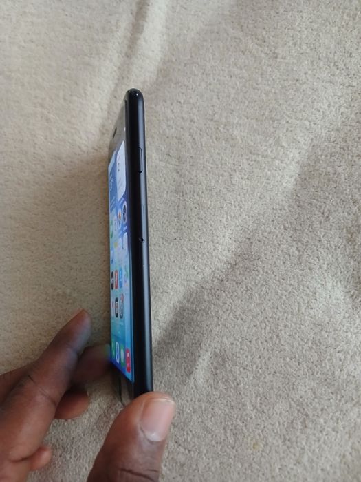 IPHONE SE ,64 GB, bem estimada.