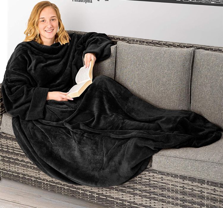 Miękki koc z rękawami i kieszenią czarny