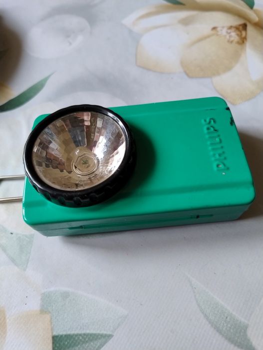 Latarka z PRL-U na baterię płaską