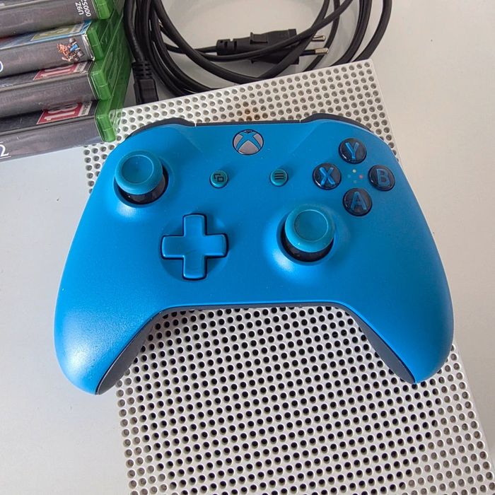 Xbox One S 1TB com Comando e 5 Jogos