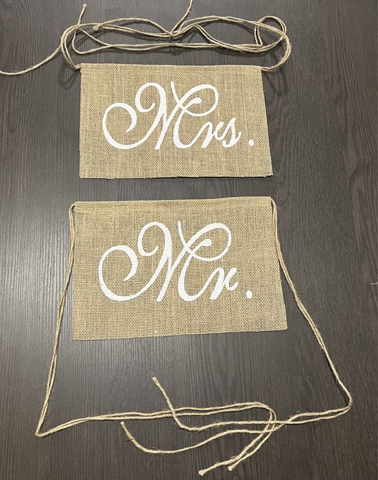 Dekoracja ślubna na krzesła, jutowe napisy Mrs Mr