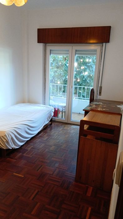 Aluga-se quarto com varanda