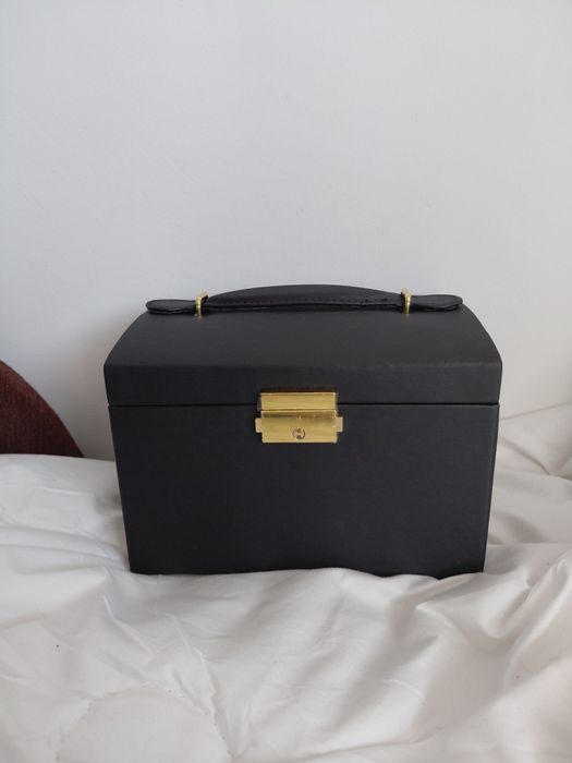 Kuferek na biżuterię