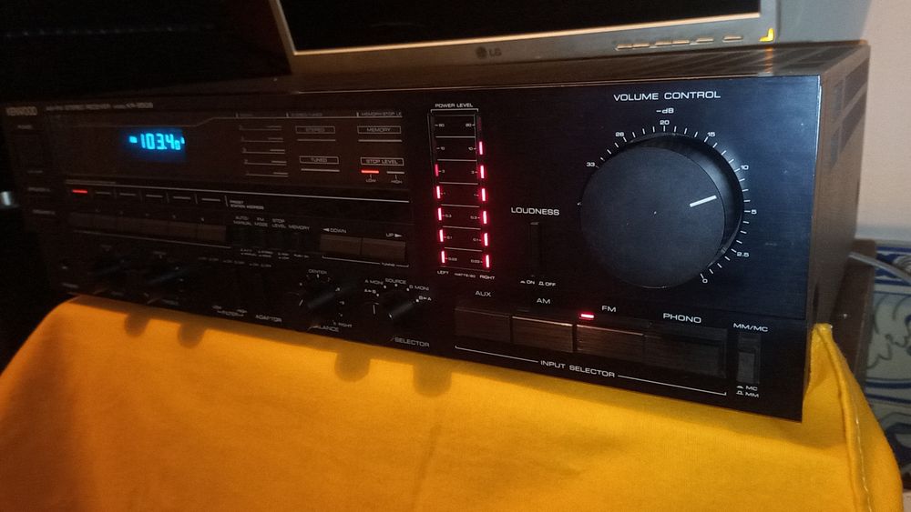 Amplificador Kenwood com radio.