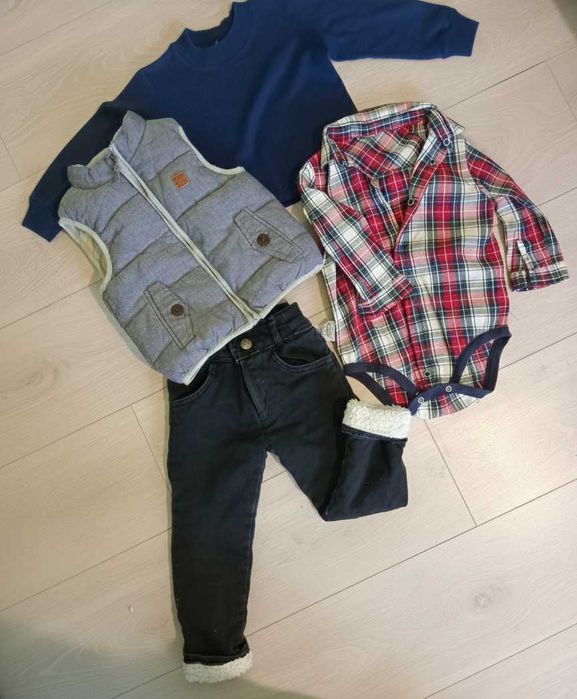 Лот одежды на мальчика. Теплая жилетка 86 размер