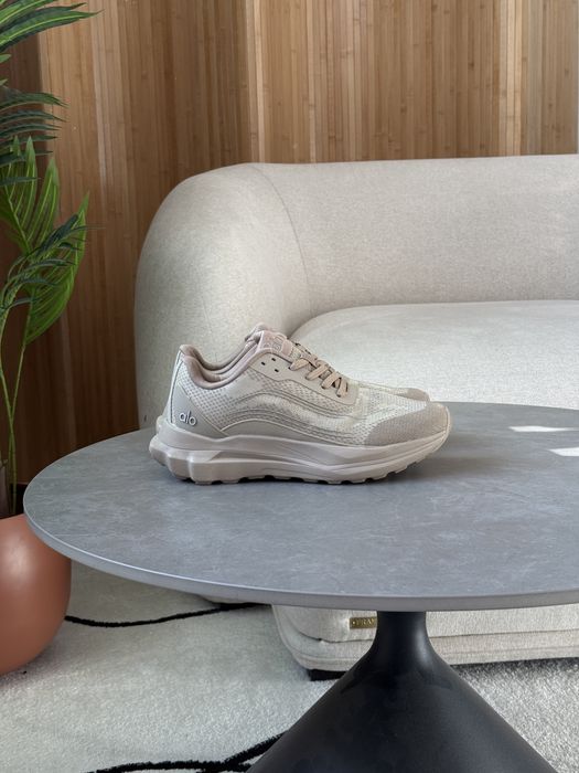 Sneakersy Alo Yoga beige runnee