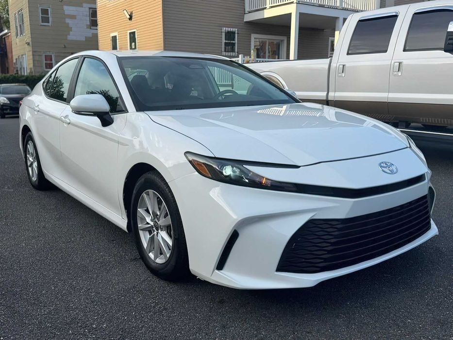 Toyota Camry      2025