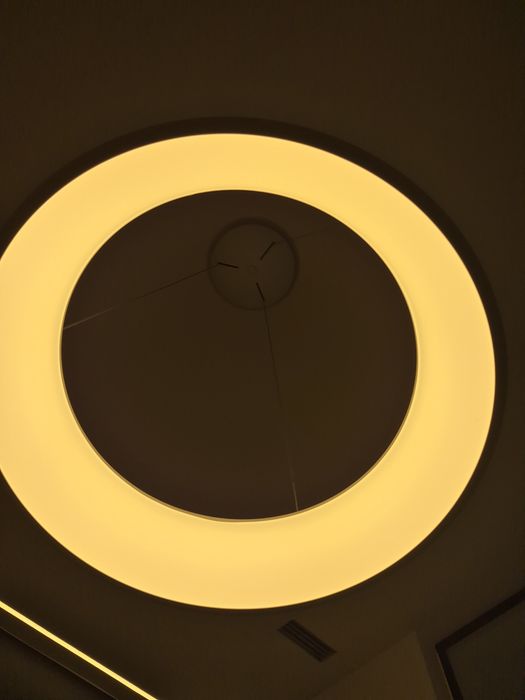 Luminária Pendente LED Circular – Excelente Estado