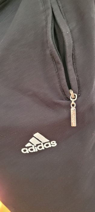czarne szorty dresowe marki Adidas z zamkami błyskawicznymi