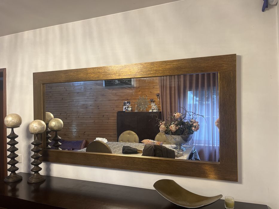 Aparador em madeira e folha dourada