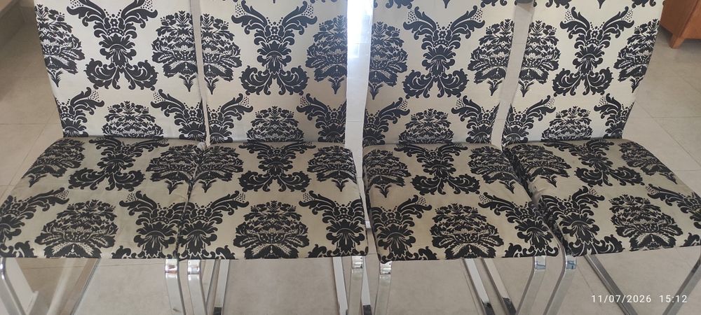 Conjunto de 4 cadeiras muito elegantes