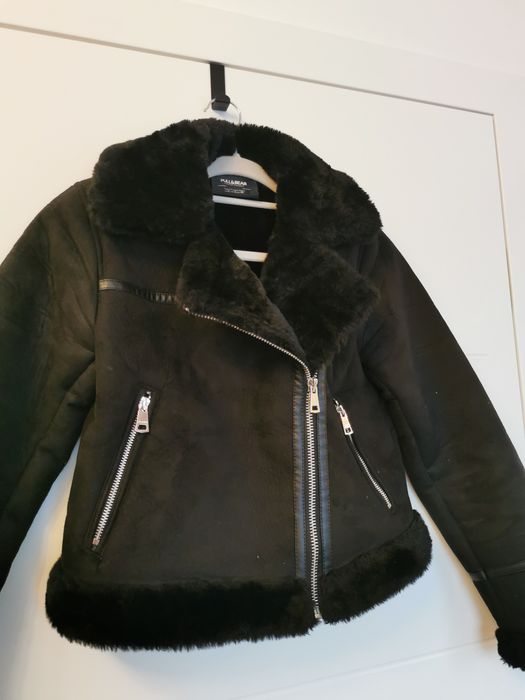 Kurtka z misiem czarna PULL&BEAR futrzany kołnierz