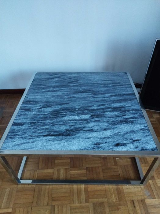 Mesa de centro com tampo em mármore e inox 90x90x40