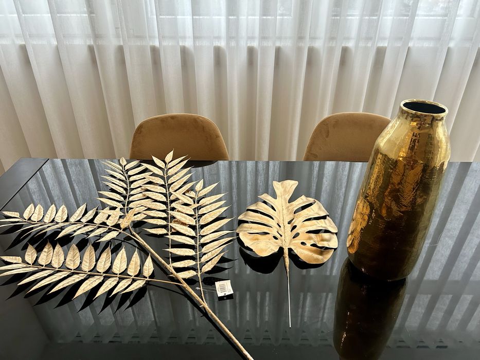 Jarra dourada + folhas decorativas