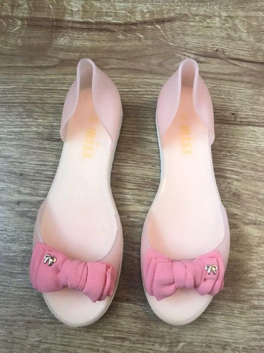 Продам босоніжки