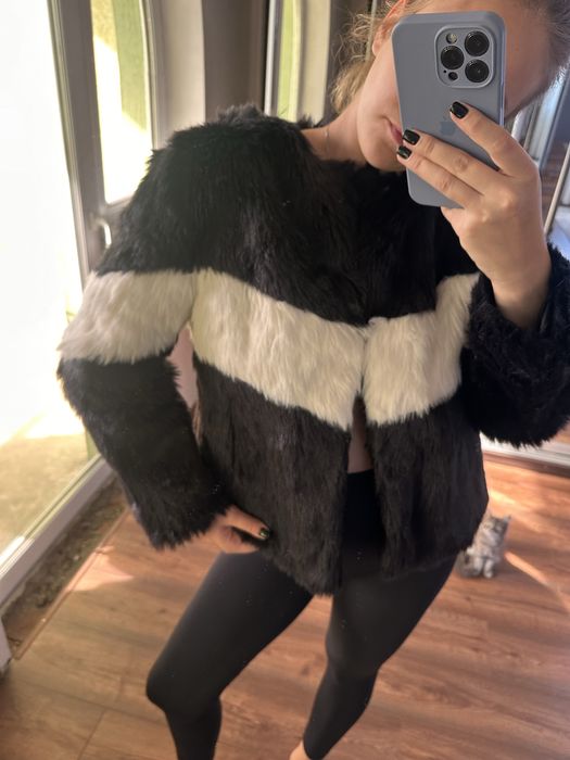 Шубка коротка чорного кольору з принтом