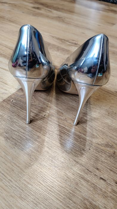 Srebrne szpilki na wysokim obcasie