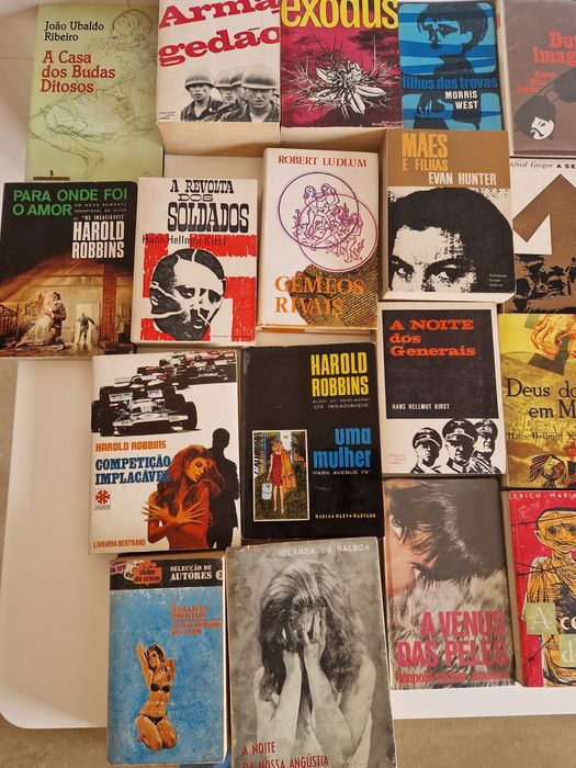 Lote 34 livros Romances/Policiais