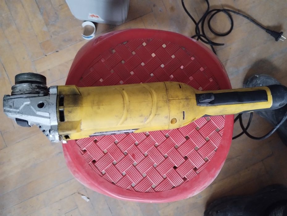 Продам болгарку на запчастини.