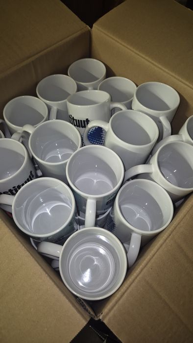 Zestaw 40 kubków ceramicznych.