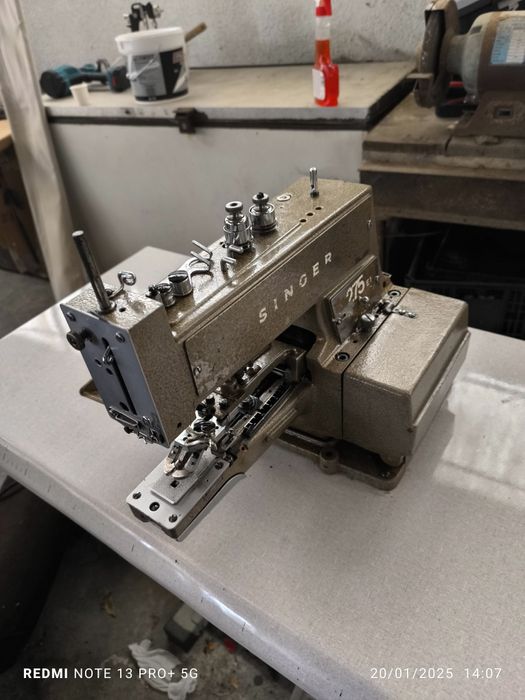 Máquina de pregar botões industrial trifásica