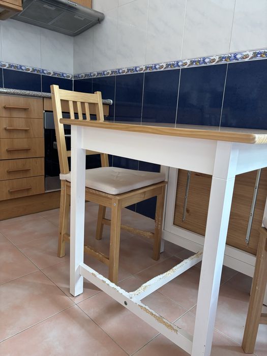 Mesa + 2 cadeiras de madeira – para restauro/reaproveitamento