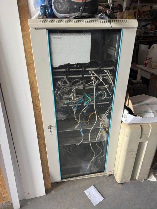 Szafa stojąca RACK 19″ 27U 600x600 TOTEN