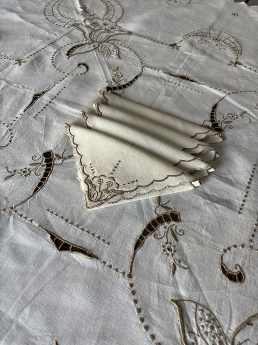 Toalha de mesa em linho bordada à mão com guardanapos