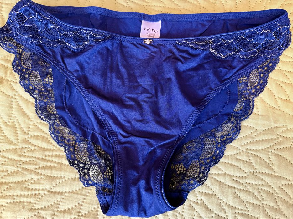 Niwe majtki Esotiq granatowe z koronka