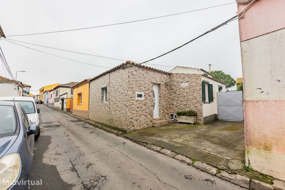 Moradia em banda T3 - Arrifes