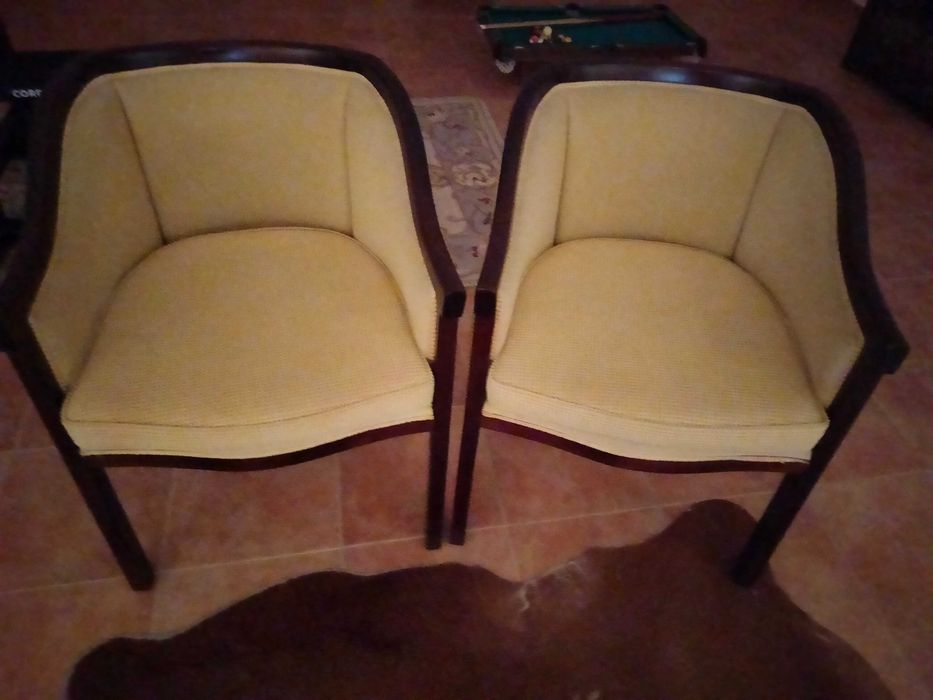 Cadeirões em pele e tecido