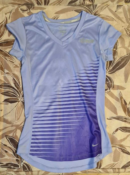 Жіноча футболка на розмір S