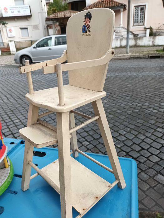 Cadeirinha em madeira para bonecas (para restauro)
