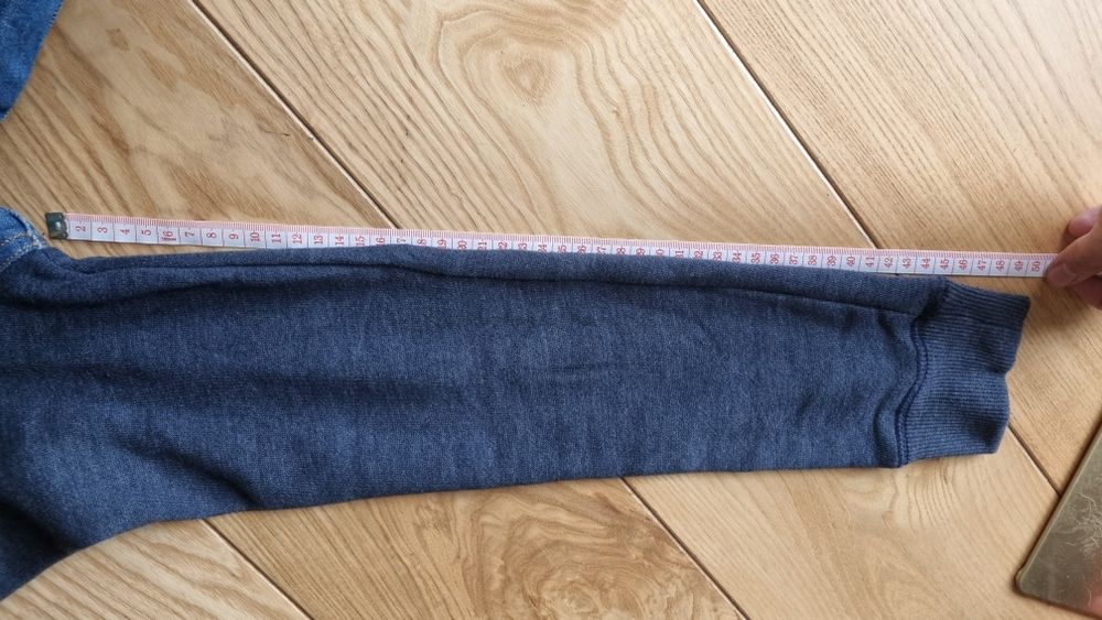 Kurtka jeansowa z materialowymi rękawami i kapturem