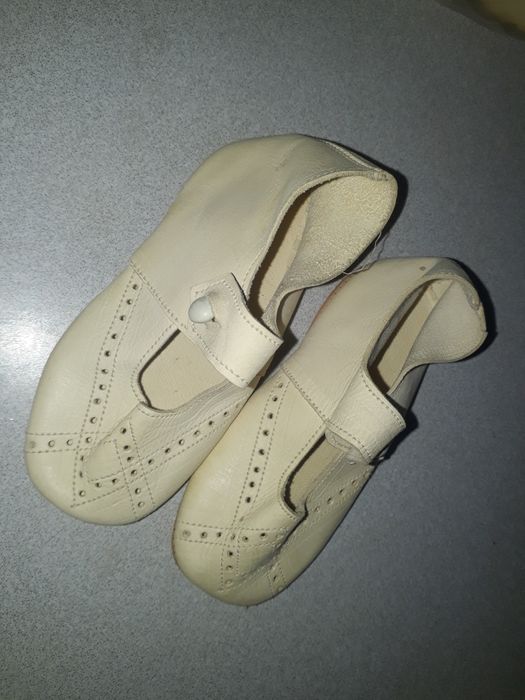 Новые кожаные чешки бежевого цвета размер 20