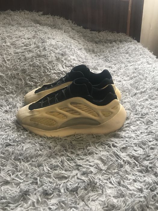 Adidas Yeezy Boost 700