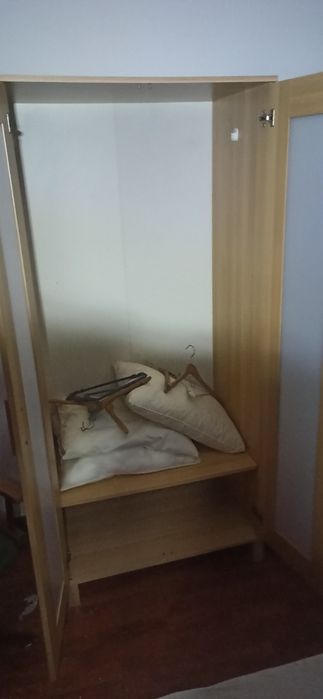 Armários, sofá e cadeira