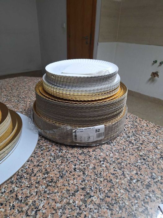 Caixas, pratos e bases de pastelaria