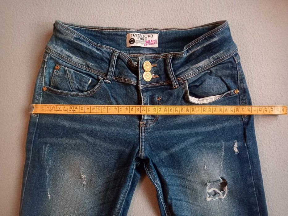 Jeansy slim, postarzane, z dziurami, vinted, Terranova, r. S